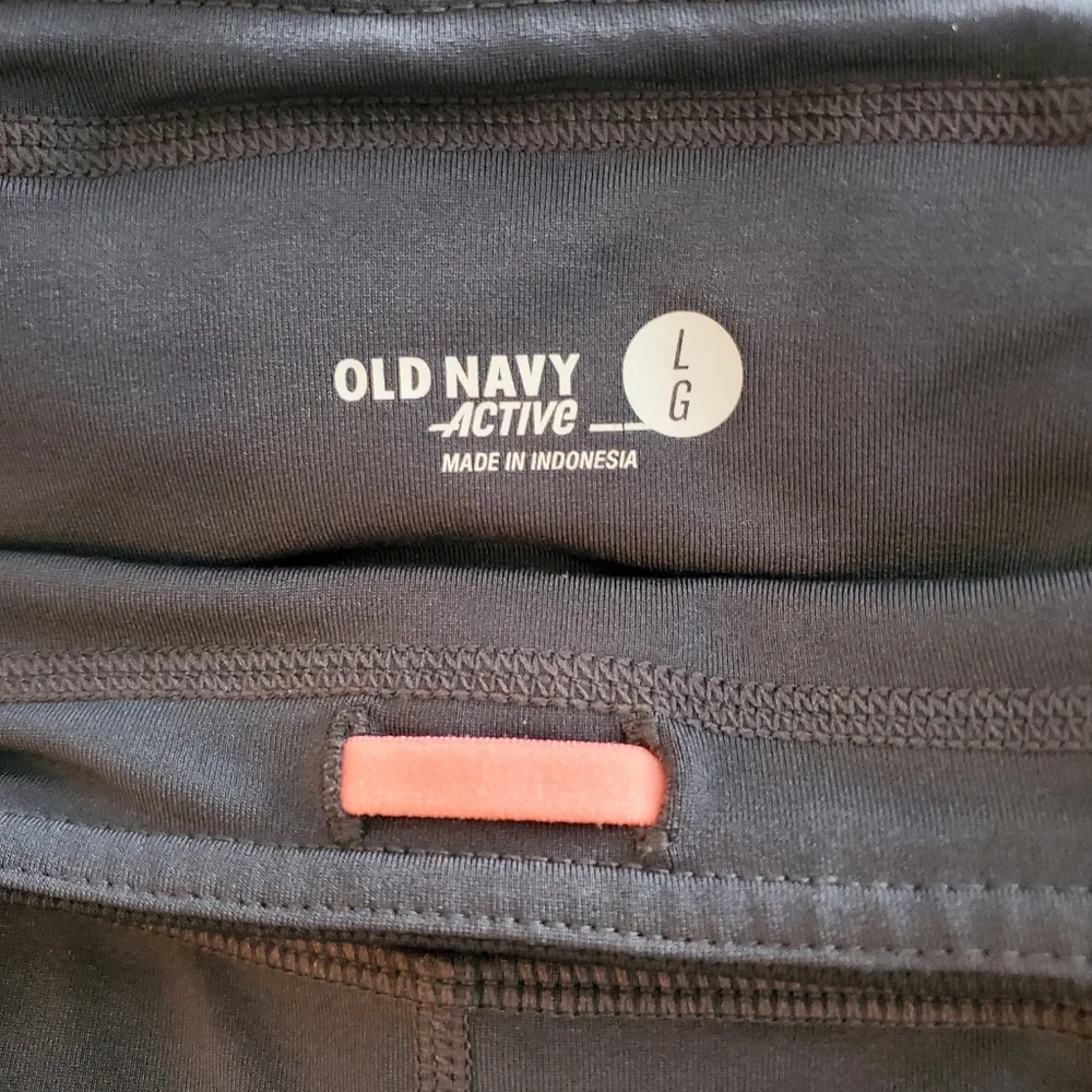 Old Navy women Active cropped pants. Size Large‎